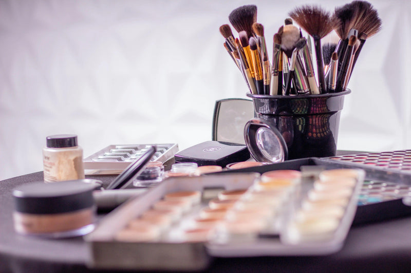 El Impacto del Maquillaje en la Piel y Cómo Cuidarla de Manera Natural - Mar Amoli