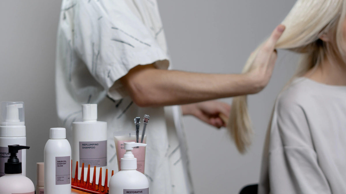 Soluciones para Afecciones Capilares Comunes: Consejos para Enfrentar el Cuero Cabelludo Seco, la Caspa y la Alopecia - Mar Amoli