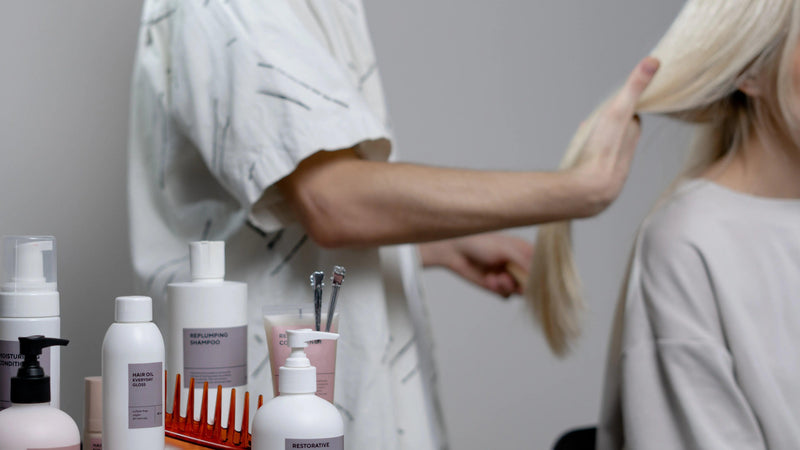 Soluciones para Afecciones Capilares Comunes: Consejos para Enfrentar el Cuero Cabelludo Seco, la Caspa y la Alopecia - Mar Amoli