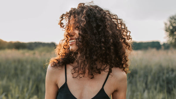 Consejos para Cuidar el Cabello Rizado: Cómo Mantener tus Rizos Saludables y Bien Definidos - Mar Amoli