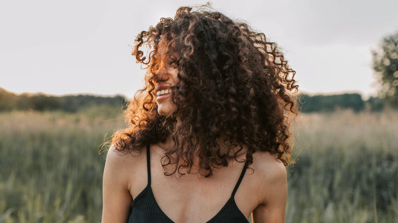Consejos para Cuidar el Cabello Rizado: Cómo Mantener tus Rizos Saludables y Bien Definidos - Mar Amoli