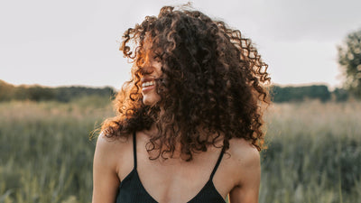 Consejos para Cuidar el Cabello Rizado: Cómo Mantener tus Rizos Saludables y Bien Definidos